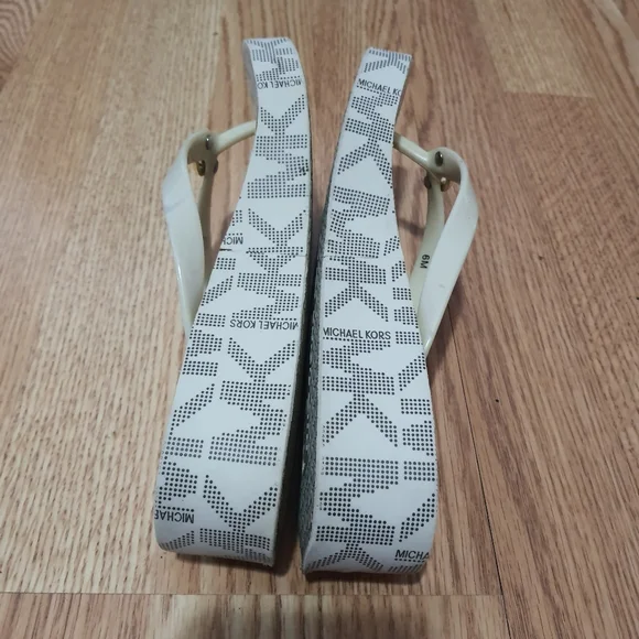 MK Slippers - Picture 2 of 5